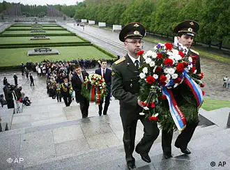 俄罗斯士兵在柏林苏军纪念碑前献花
