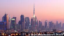 Blick auf Dubai mit den modernen Hochhäuser und dem alles überragenden Burj Khalifa mit einer Höhe von 828m. | Verwendung weltweit
