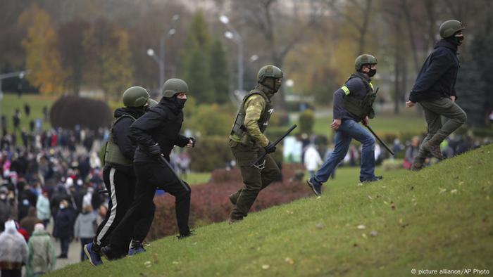 Weißrussland | Belarus Minsk | Proteste Polizei Festnahmen (picture alliance/AP Photo)