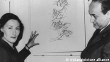Der Lyriker Paul Celan mit seiner Frau, der Grafikerin Gisèle Lestrange. Um 1960. Photographie. |