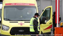 18.10.2020, Russland, Moskau: MOSCOW, RUSSIA - OCTOBER 18, 2020: An ambulance by the Novomoskovsky multipurpose medical center for patients with suspected COVID-19 coronavirus infection. Mikhail Tereshchenko/TASS Foto: Mikhail Tereshchenko/TASS/dpa |