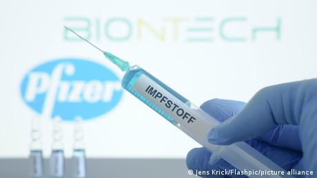 La alianza entre el grupo farmacéutico estadounidense Pfizer y la compañía alemana BioNTech presenta ante la Administración de Alimentos y Medicamentos (FDA) una solicitud de autorización de urgencia para la comercialización de su vacuna contra el covid-19, convirtiéndose en el primer fabricante en hacerlo en Estados Unidos. (20.11.2020).