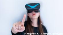Beautiful asian girl wearing VR glasses, on white background, tech app, internet speed and 5G app PUBLICATIONxNOTxINxCHN 671037126228836388 ,model released, Symbolfoto