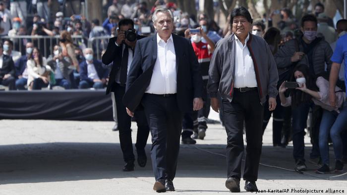 Evo Morales caminha ao lado do presidente argentino, Alberto Fernández
