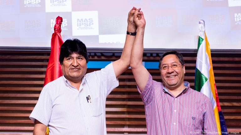 El expresidente Evo Morales y el actual presidente, Luis Arce, levantan juntos las manos. (Foto de archivo). El expresidente Evo Morales y el actual presidente, Luis Arce, levantan juntos las manos. (Foto de archivo).