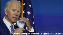President-elect Joe Biden removes his face mask as he arrives to speak at The Queen theater, Monday, Nov. 9, 2020, in Wilmington, Del. (AP Photo/Carolyn Kaster) |