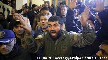 10.11.2020, Armenien, Yerevan: Demonstranten protestieren gegen das Abkommen zur Einstellung der Kämpfe um die Region Berg-Karabach im Regierungsgebäude. Nach einer neuen Vereinbarung über ein Ende der Kämpfe in der Konfliktregion Berg-Karabach ist es in Armenien zu Ausschreitungen gekommen. Foto: Dmitri Lovetsky/AP/dpa +++ dpa-Bildfunk +++ |