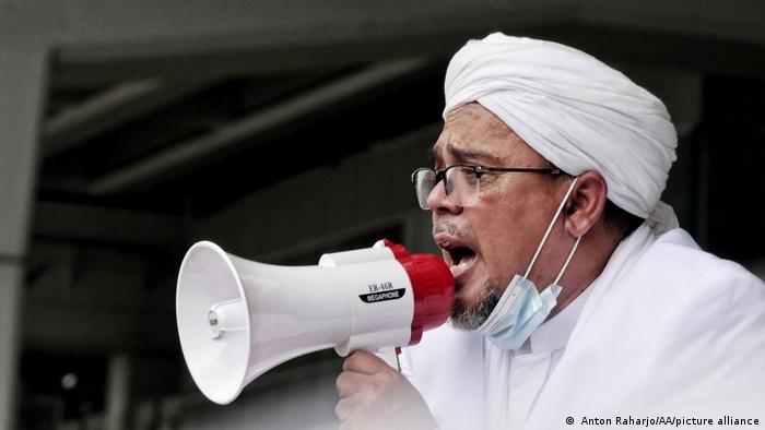 Rizieq Shihab Protes Tak Dihadirkan Di Sidang Perdana Kasus Kerumunan Indonesia Laporan Topik Topik Yang Menjadi Berita Utama Dw 16 03 2021