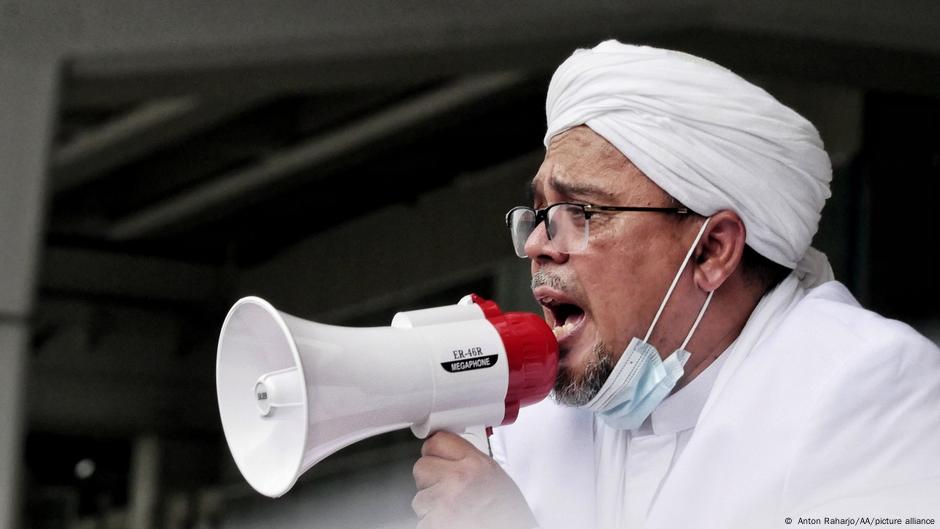Rizieq Shihab Protes Tak Dihadirkan Di Sidang Perdana Kasus Kerumunan Indonesia Laporan Topik Topik Yang Menjadi Berita Utama Dw 16 03 2021