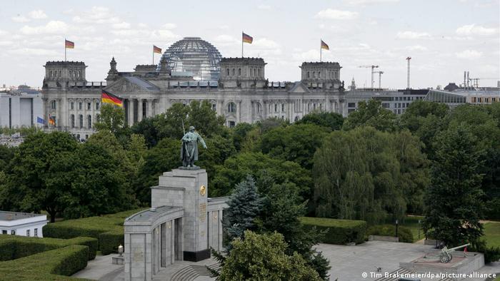 Deutschland Geschichte l Berlin, sowjetische Ehrenmal und der Reichstag 2008