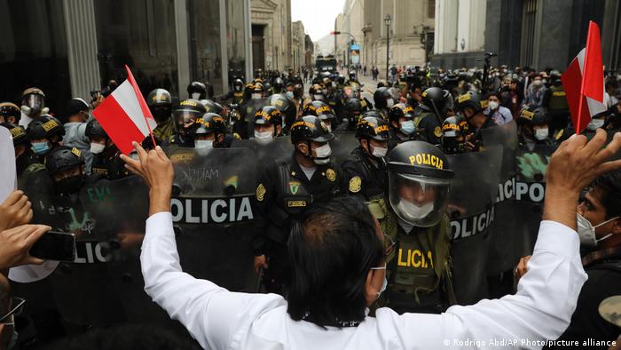 Peru Wahlen l Protest von Anhängern des ehemaligen Präsidenten Martín Vizcarra (Rodrigo Abd/AP Photo/picture alliance)