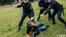 TUT.BY - Gewalt der Polizei gegenüber Demonstranten in Belarus, der Mann am Boden ist Vitaliy Kuznetschik.
Copyright: Tut.by