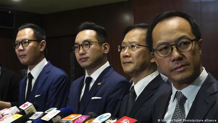 Четверо відсторонених опозиційних депутати парламенту Гонконгу під час пресконференції