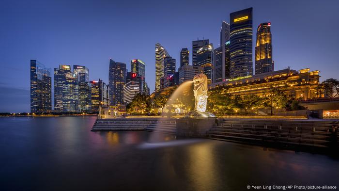 La ciudad de Singapur, iluminada por la noche.