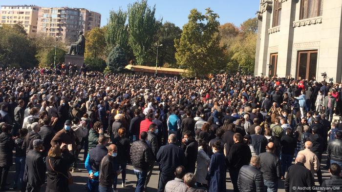 Участники митинга в Ереване, требующие отставки премьера Никола Пашиняна, 11 ноября