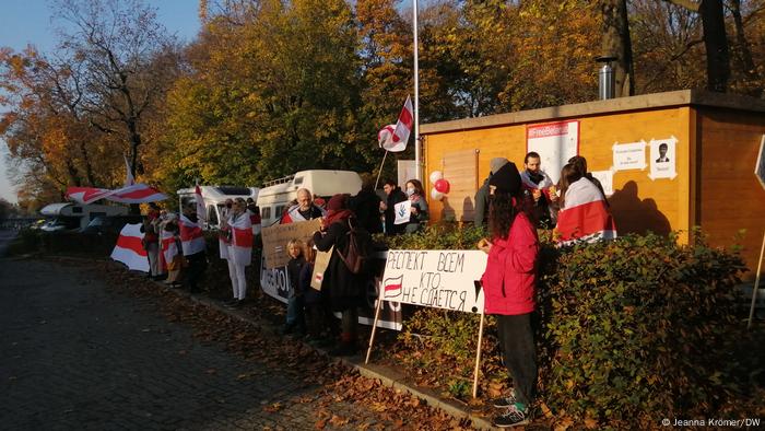 Der Bauwagen ist Treffpunkt für Aktivisten, die die Proteste in Belarus unterstützen