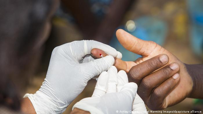 Malawi 2015 | Überschwemmungen - Malaria-Test