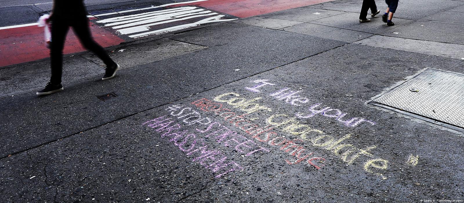 Grupo De Hombres Ataca a Una Mujer. Idea De Acoso Sexual Ilustración del  Vector - Ilustración de adulto, ataque: 161158835, image size:1600x700