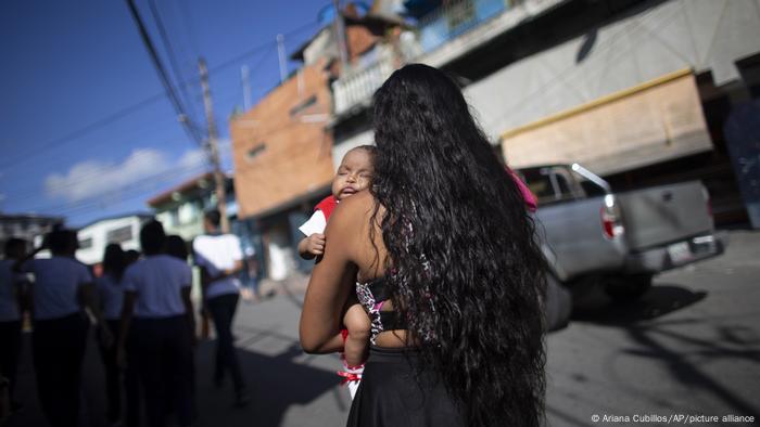 Venezuela I Mutter mit Kind in Caracas (Ariana Cubillos/AP/picture alliance)