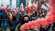 Ein Demonstrant zündet ein bengalisches Feuer Ein Demonstrant zündet ein bengalisches Feuer