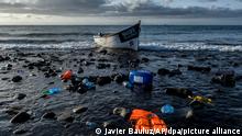 ARCHIV - 17.10.2020, Spanien, Kanaren: Ein Holzboot, mit dem Flüchtlinge aus Marokko über den Atlantischen Ozean gefahren sind, liegt an der Küste der Kanarischen Inseln. (zu dpa «Du kannst jederzeit sterben» - Migrationskrise auf den Kanaren) Foto: Javier Bauluz/AP/dpa +++ dpa-Bildfunk +++