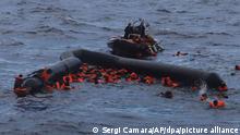 dpatopbilder - 11.11.2020, ---, Mittelmeer: Libysche Flüchtlinge werden von Mitgliedern der spanischen Hilfsorganisation Open Arms nach einem Bootsunglück gerettet. Nach dem Unglück auf dem Mittelmeer hat die Hilfsorganisation versucht, etwa 100 Menschen aus dem Wasser zu bergen. Das Bootsunglück sei in internationalen Gewässern vor Libyen passiert. (Wiederholung mit verändertem Bildausschnitt) Foto: Sergi Camara/AP/dpa +++ dpa-Bildfunk +++