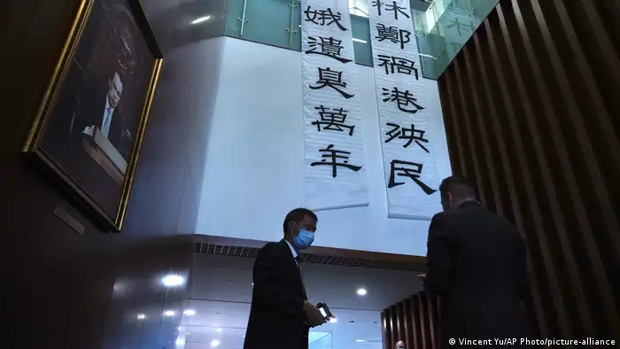 2020年11月，香港民主派人士在立法会内高挂批评时任特首林郑月娥的布条