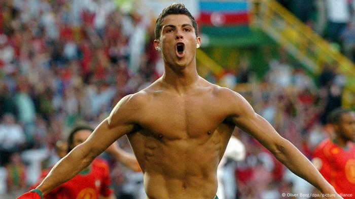 Cristiano Ronaldo mit nacktem Oberkörper auf dem Spielfeld (Oliver Berg/dpa/picture alliance)