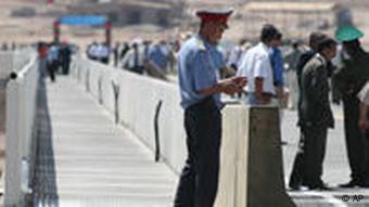 Tadschikischer Polizeibeamter an der Grenze zu Afghanistan (Foto: AP)