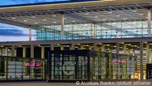 DEU/Deutschland/Brandenburg/Schoenefeld, 04.11.2020, BER - Flughafen Berlin Brandenburg. Terminalgebaeude des des neuen Hauptstadtflughafens am Abend. Nach mehrjaehrigen Verzoegerungen der Baufertigstellung und mehrfach verschobenen Eroeffnungsterminen wird der neue Hauptstadtflughafen BER (Flughafen Berlin Brandenburg Willy Brandt) am 31. Oktober 2020 eroeffnet und der Flugbetrieb aufgenommen. | Verwendung weltweit