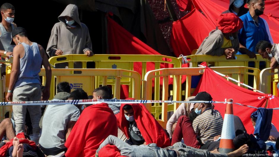 إنقاذ 516 مهاجرًا من عرض البحر قرب جزر الكناري