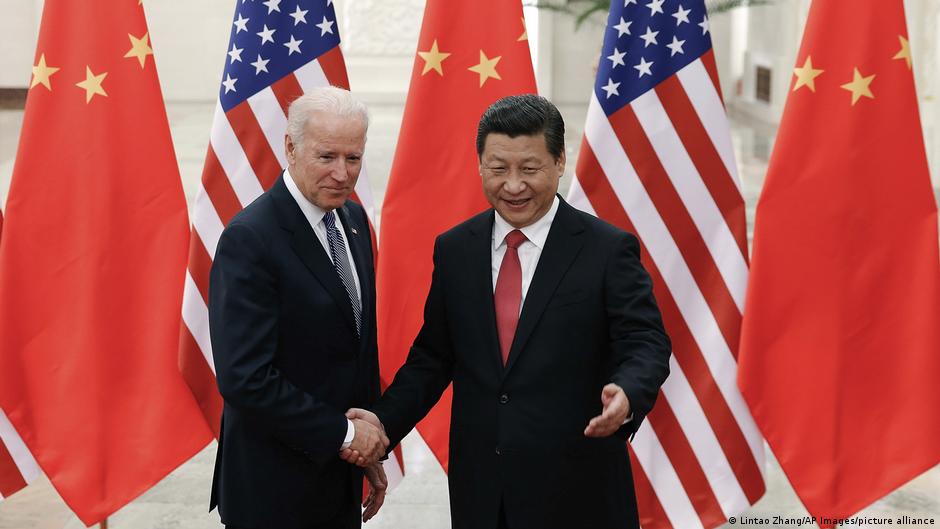 2013年檔案照片，習近平與當時的美國副總統拜登在北京人民大會堂握手合影。