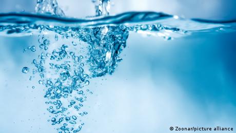 Luftblasen in klarem blauem Wasser 