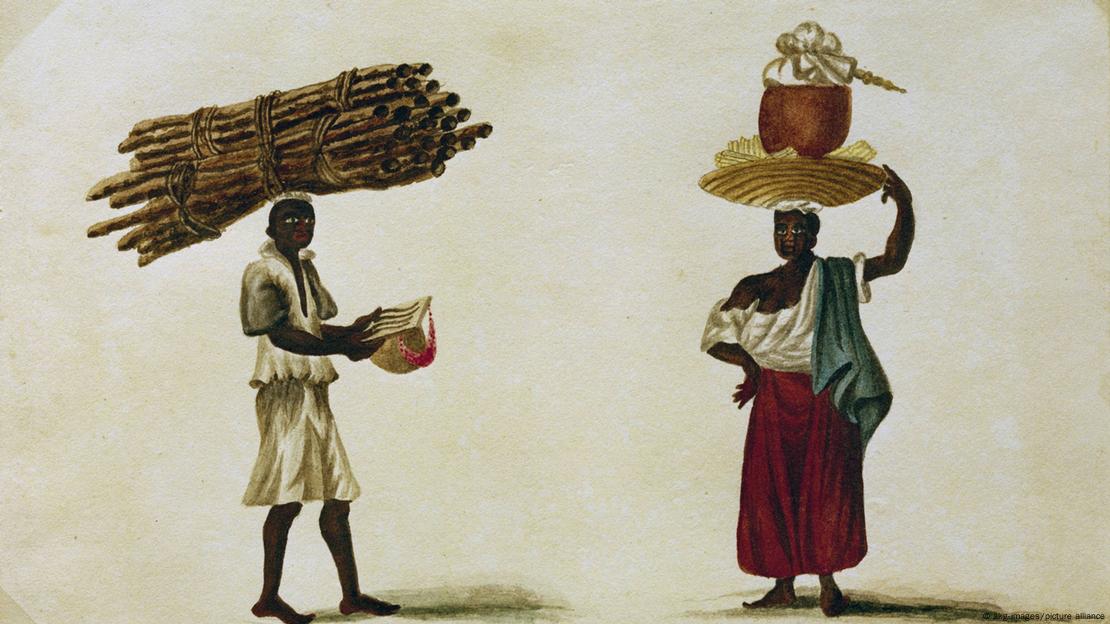 Pintura mostra uma pessoa negra que carrega um feixe de cana-de-açúcar na cabeça e outra que leva uma grande cesta de vime sobre a cabeça