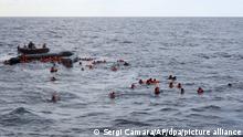 11.11.2020, ---, Mittelmeer: Flüchtlinge und Migranten werden am 11. November von Mitgliedern der spanischen Hilfsorganisation Proactiva Open Arms gerettet, nachdem sie Libyen verlassen und versucht hatten, auf einem überfüllten Gummiboot im Mittelmeer europäischen Boden zu erreichen. Das Rettungsschiff der Open Arms hatte gestern stundenlang nach dem in Seenot geratenen Boot gesucht, bevor es es in internationalen Gewässern nördlich von Libyen gefunden wurde. Die NGO war gerade damit fertig geworden, Schwimmwesten und Masken an die Passagiere zu verteilen, um sie in Sicherheit zu bringen, als das leichte Boot in zwei Hälften zerbrach. Einen Tag später, am 12. November, sind beim Untergang eines Bootes mit Flüchtlingen vor der Küste Libyens mindestens 74 Menschen ertrunken. Das teilte die Internationale Organisation für Migration (IOM) mit. Foto: Sergi Camara/AP/dpa +++ dpa-Bildfunk +++ |