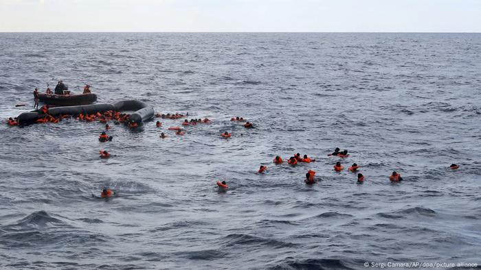 Refugiados en el mar frente a la costa de Libia