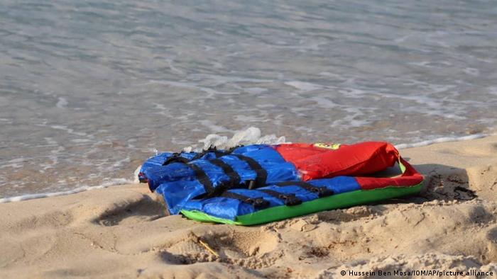 Libyen I Flüchtlinge im Mittelmeer (Hussein Ben Mosa/IOM/AP/picture alliance)