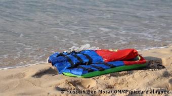 Chalecos salvavidas fueron hallados en las costas del Mediteráneo, luego de que numerosos migrantes murieran ahogados en su viaje a Europa desde las costas libias. 