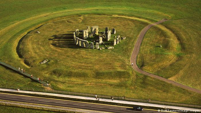 Citra udara Stonehenge dengan jalan bebas hambatan di dekatnya
