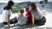 Eine Regenbogenfamilie - ein lesbisches Paar mit ihren zwei Kindern - auf dem Spielplatz des GZ (Zuercher Gemeinschaftszentrum) Wipkingen waehrend einem Treffen des Dachverbandes Regenbogenfamilien am 8. Juni 2019 in Zuerich. |