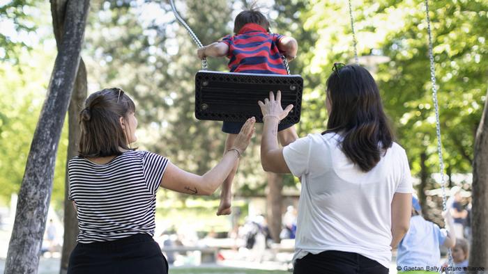 Малката Сара* е родена в Испания, а Калина и Джейн