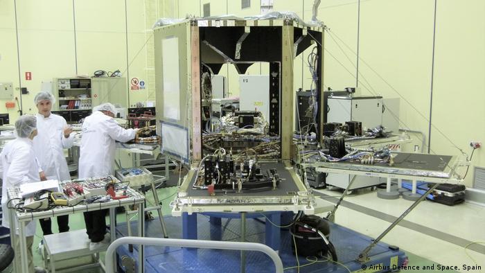 SEOSAT–Ingenio in the cleanroom at Airbus in Spain. The mission will provide high-resolution multispectral images of the environment for applications such as cartography, monitoring land use, urban management, water management, risk management and security. 