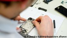 Ein Mitarbeiter des Reparatur-Service Fixxoo repariert am 21.01.2014 in Berlin ein Smartphone. Foto: Franziska Gabbert | Verwendung weltweit