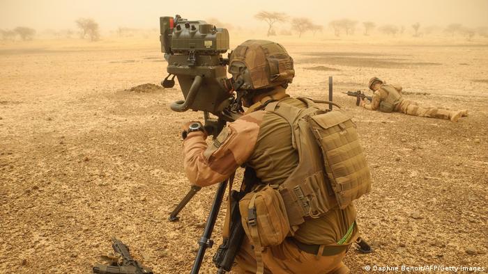 Un soldado francés usa un visor en medio de una tormenta de arena durante la operación antiterrorista Barkhane