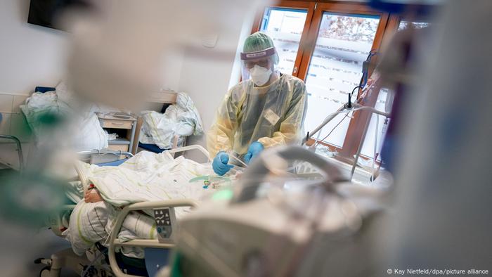 Arut und Patient auf Intensivstation Krankenhaus Bethel Berlin