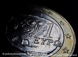 Eine griechische Ein-Euromünze, aufgenommen am Dienstag (04.05.2010) in Kaufbeuren (Schwaben) (Illustration). Foto: Karl-Josef Hildenbrand dpa/lby