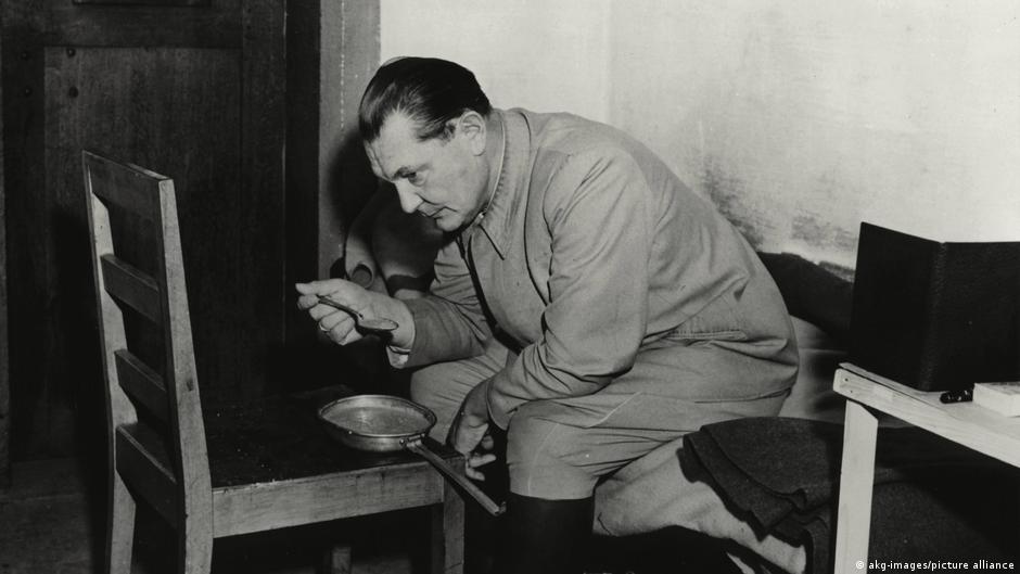 Herman Gering doručkuje u zatvorskoj ćeliji Nirnberškog tribunala novembra 1945.