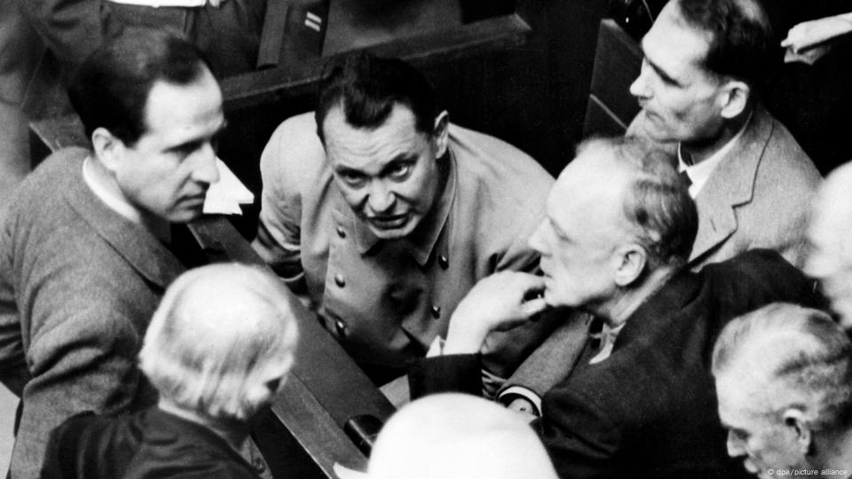 Херман Гьоринг, Рудолф Хес и Йоахим фон Рибентроп по време на Нюрнбергския процес.