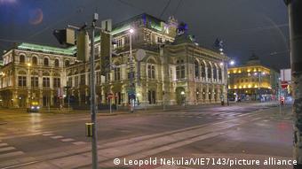 Пустые улицы Вены перед оперным театром