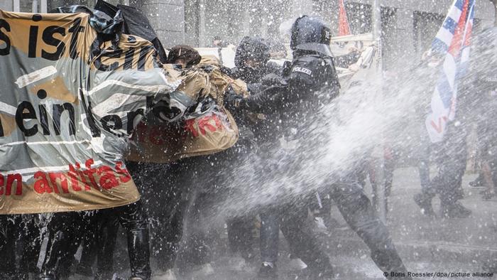 Anti-lockdown march in Frankfurt: Police use water cannon on counterprotesters | Germany| News and in-depth reporting from Berlin and beyond | DW | 14.11.2020